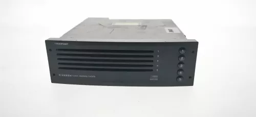  C105EG - WISSELAAR (CAN) ZIT ONDER RADIO IN DASHBOARD/ (C105EG)